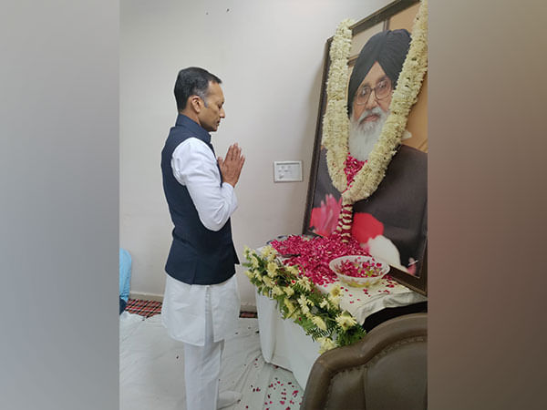 Former MP Naveen Jindal offers floral tributes to Parkash Singh Badal