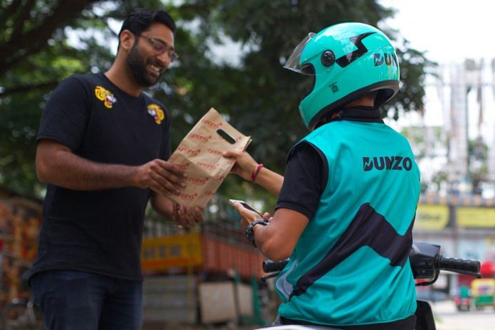 A Dunzo partner hands over the package | Representational image | Twitter/@DunzoIt