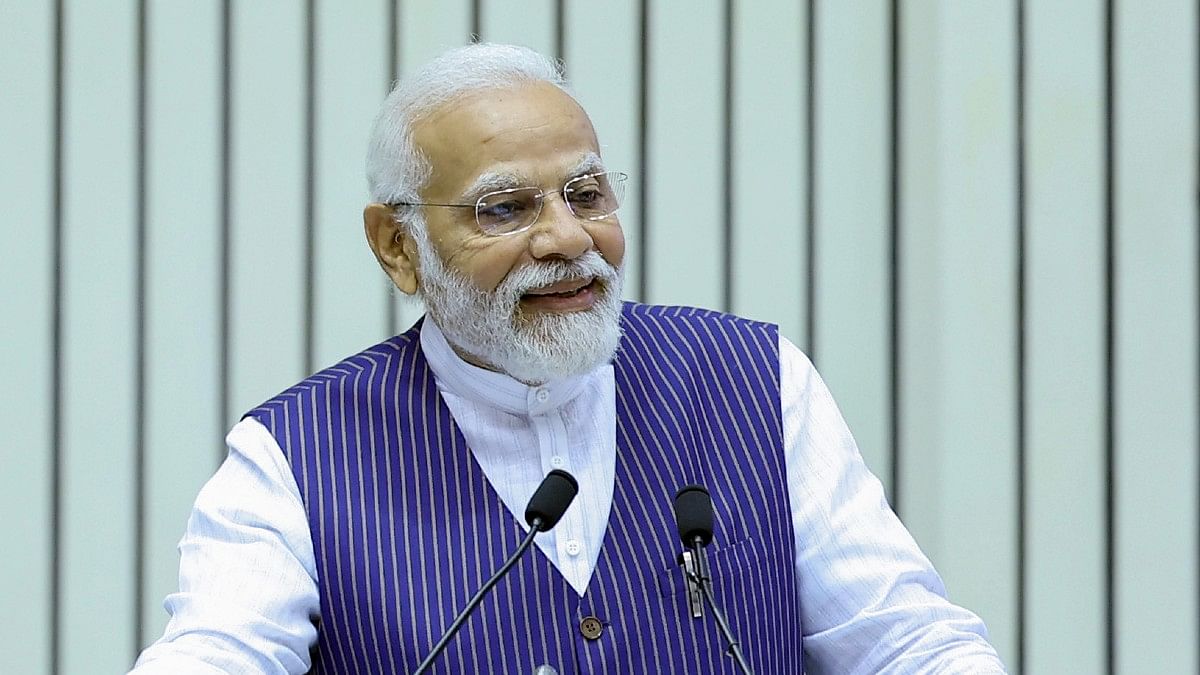 Ask yourselves if party in power is looting govt wealth or using it to help  citizens, Modi tells civil servants