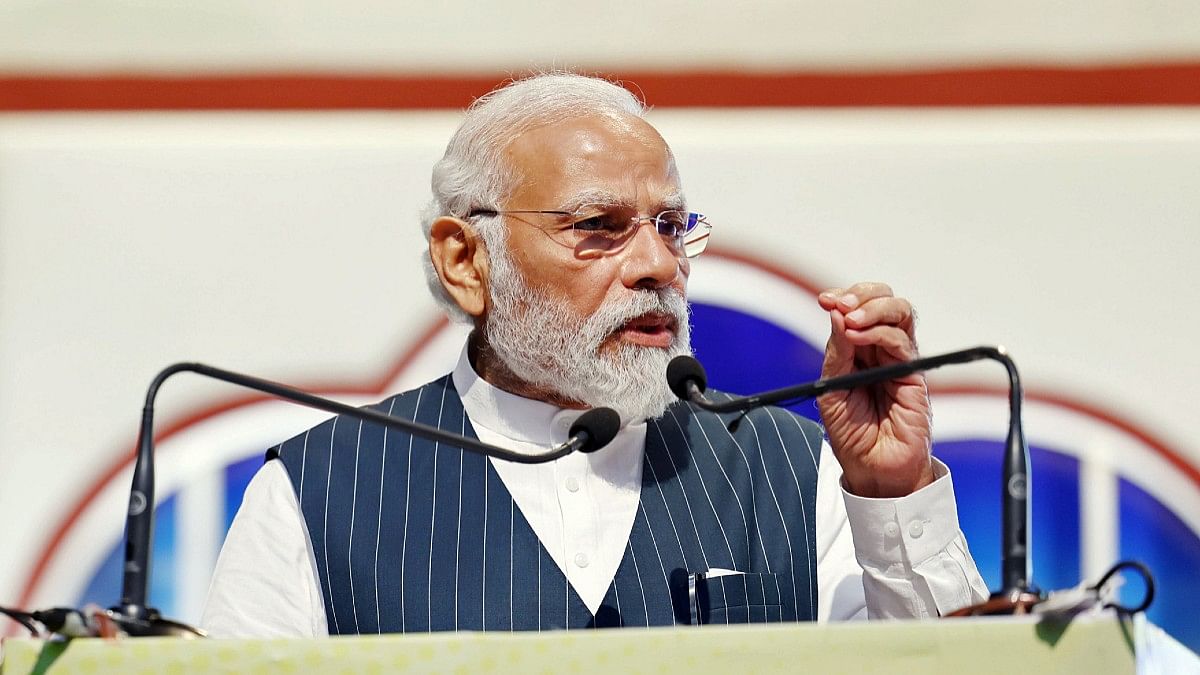 Ask yourselves if party in power is looting govt wealth or using it to help  citizens, Modi tells civil servants