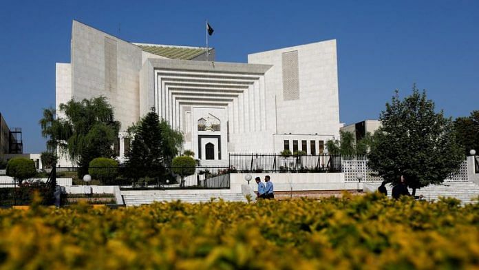 Police officers walk past the Supreme Court of Pakistan building, in Islamabad | File Photo: Reuters