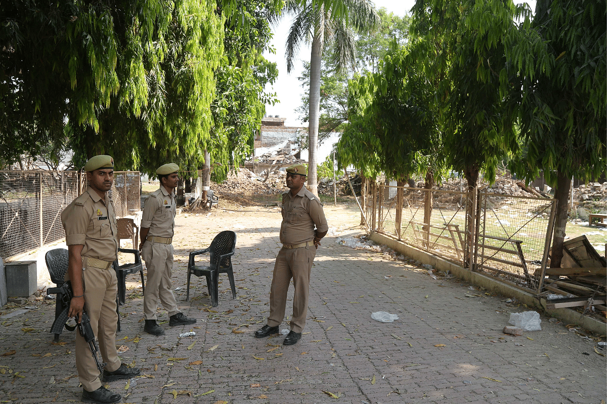 Cops outside Atiq Ahmed’s house | Suraj Singh Bisht | ThePrint