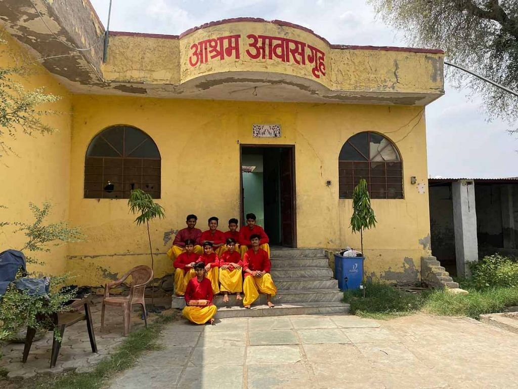 Students at the Pitamabara Peeth Ved Vidyalaya