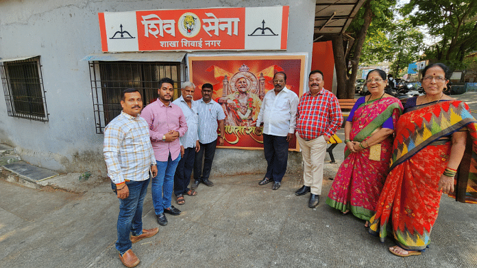 Shiv sainiks supporting Thackeray outside the Shivai Nagar shakha, Thane | Purva Chitnis | ThePrint