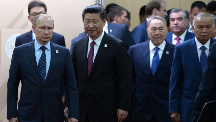 Putin, Xi with other delegates | Wikimedia commons