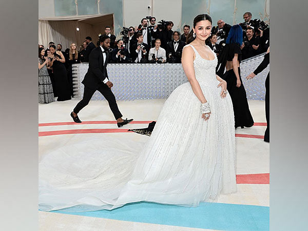 Alia Bhatt looks no less than a snow-white princess as she makes her debut  at the Met Gala in a 'Made in India' creation; see red carpet videos -  IBTimes India