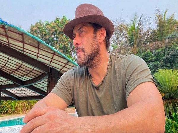 Salman Khan flaunts his toned back in new pool pic, fans say "Hulk of