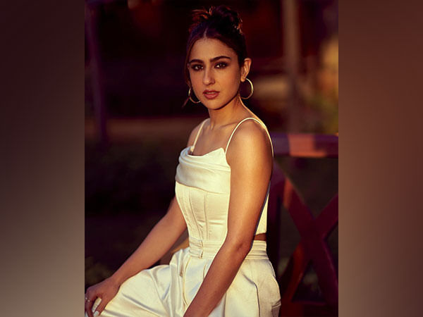 Sara Ali Khan enjoys vacation in 'snow-clad mountains' with mom Amrita Singh, pics inside