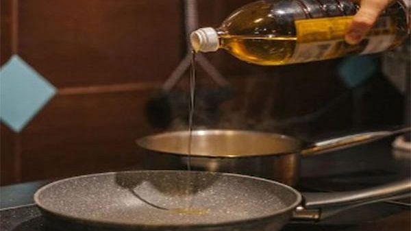 Decline in price of edible oil should be passed on to consumers expeditiously: Food Secretary