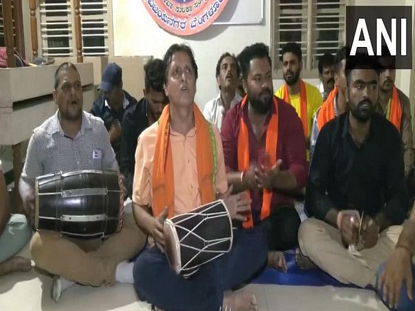 VHP, Bajrang Dal members recite 'Hanuman Chalisa' amid row over Congress manifesto