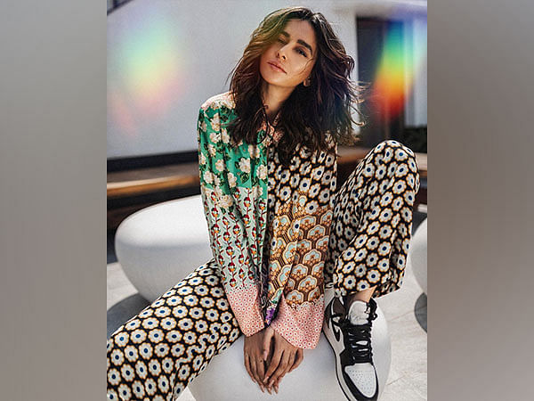 Shibani Dandekar drops lovey-dovey image with 