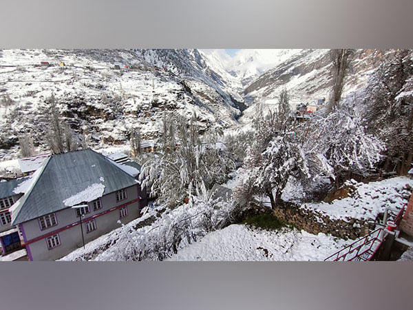 Himachal Pradesh: Lahaul-Spiti district receives fresh snowfall Himachal Pradesh: Lahaul-Spiti district receives fresh snowfall