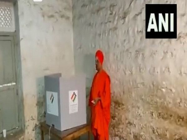 Karnataka Assembly polls: Siddalinga Swami of Siddaganga mutt casts vote in Tumakuru