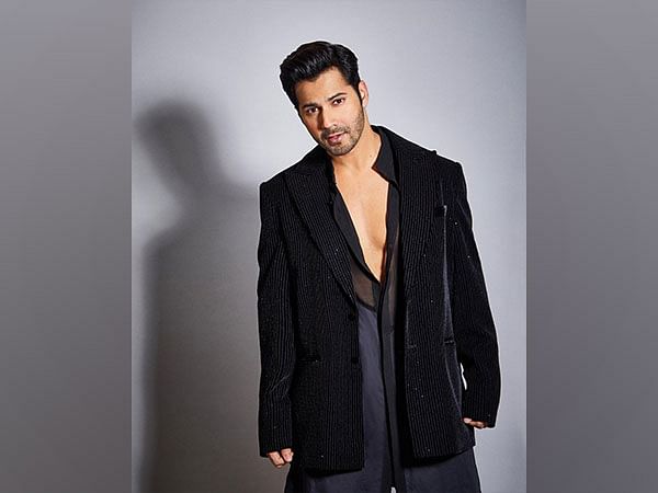 Varun dhawan in hot sale coat pant