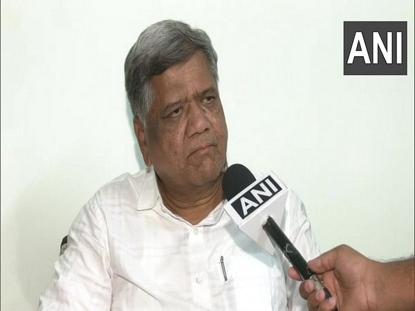 Karnataka election: BJP turncoats Shettar, Kumaraswamy face defeat; Savadi, Thammaiah turn tides to their favour