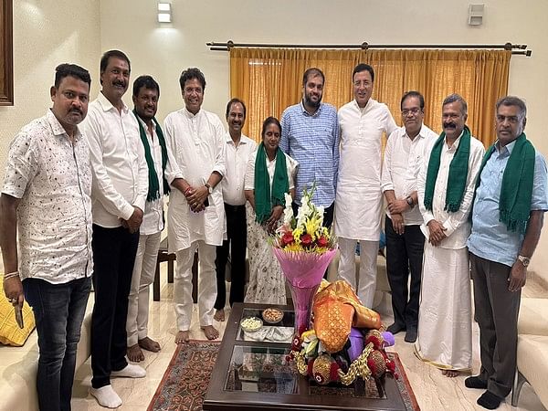 Karnataka: Independent MLA Lata Mallikarjun extends unconditional support to Congress 