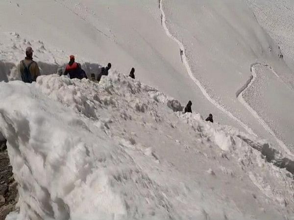 Hemkund Sahib Yatra: Travel ban imposed for children, elderly due to heavy snow 