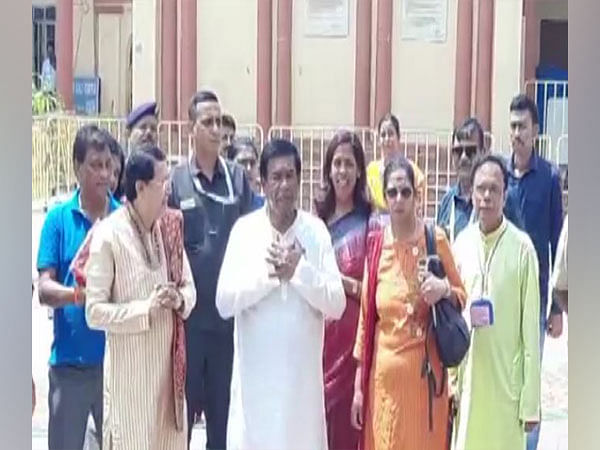 Mauritius President visits Dakshineshwar temple in Kolkata