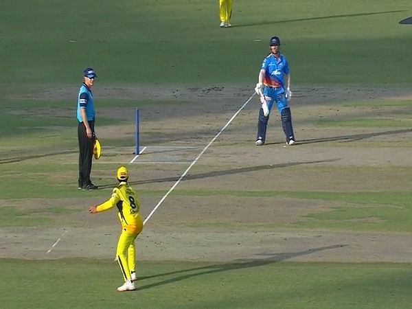Watch: DC's David Warner imitates Ravindra Jadeja's sword celebration while attempting to steal run during match against CSK
