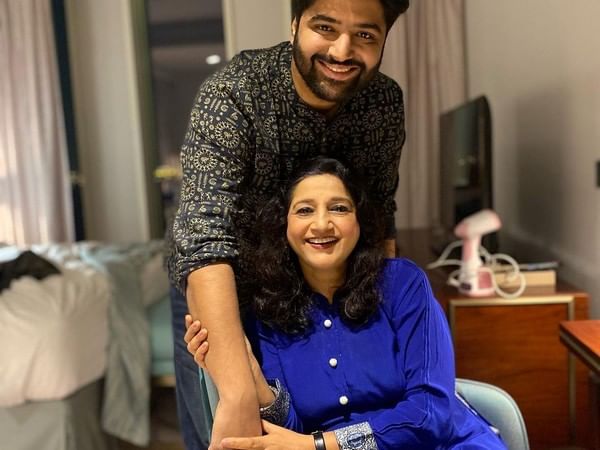  IIFA Rocks 2023: Kavita Seth, son Kanishk croon to 'Rangi Saari' on green carpet 