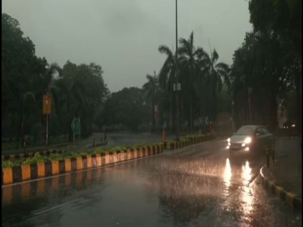 Delhi witnesses sudden change in weather, receives rainfall