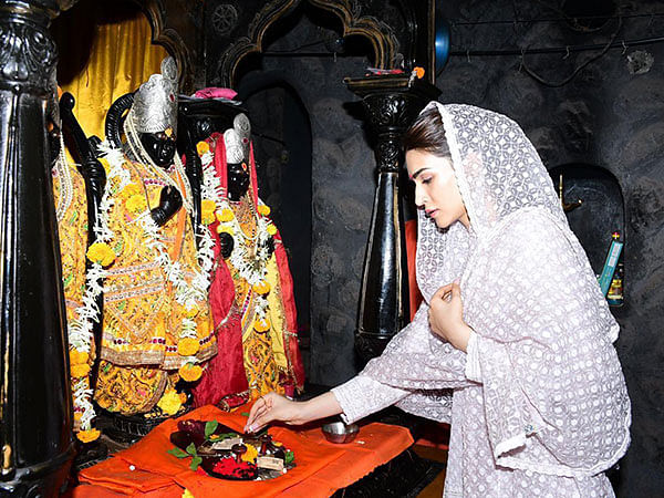 'Adipurush' actor Kriti Sanon seeks blessings at Sita Gufa, Kalaram Mandir in Panchavati 