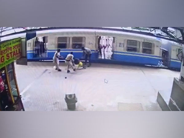 Telangana: Alert RPF constable saves woman's life in Hyderabad