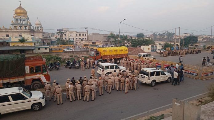 Ambala police personnel regulate traffic with barricades | Twitter: @KisanSabha