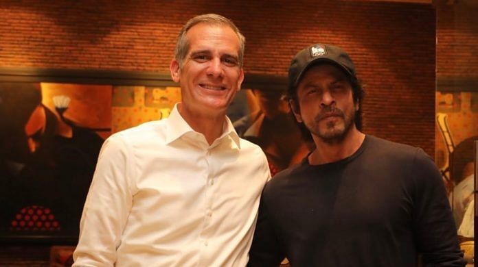 US ambassador Eric Garcetti with Shah Rukh Khan | Twitter/@USAndIndia