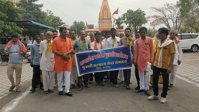 Priests on their way to Shajapur DM's office to submit memorandum demanding priest ownership of temples | Photo: Shubhangi Misra, ThePrint