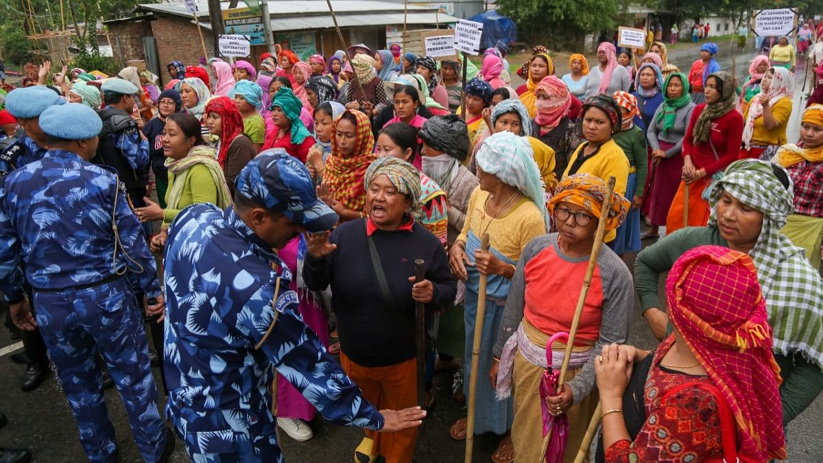 RAF personnel interacting with protesting women | Suraj Singh Bisht | ThePrint