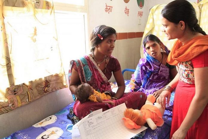New mother talking to a nurse | Representational image | Source: Wikipedia Commons