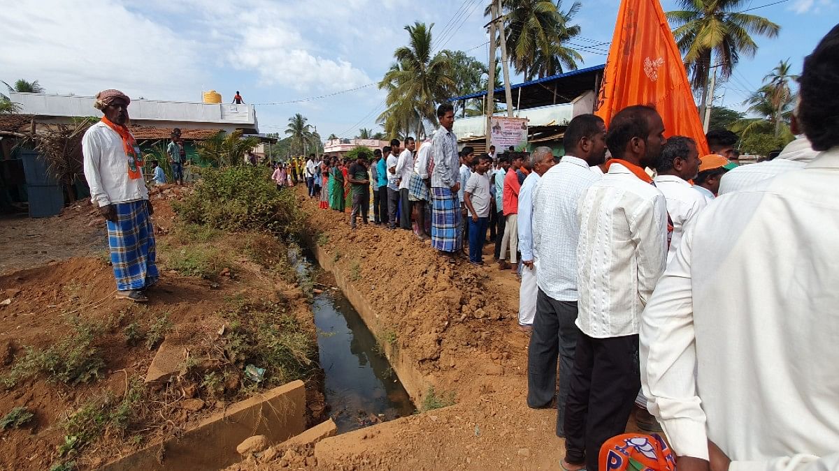 Villagers in Bhadrapura listening to Vijayendra speak | Sharan Poovanna | ThePrint 