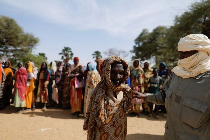 Sudanese refugees, who fled the violence in their country, wait to receive food supplies from a Turkish aid group (IHH) near the border between Sudan and Chad in Koufroun, Chad on 7 May 2023 | Photo: Reuters