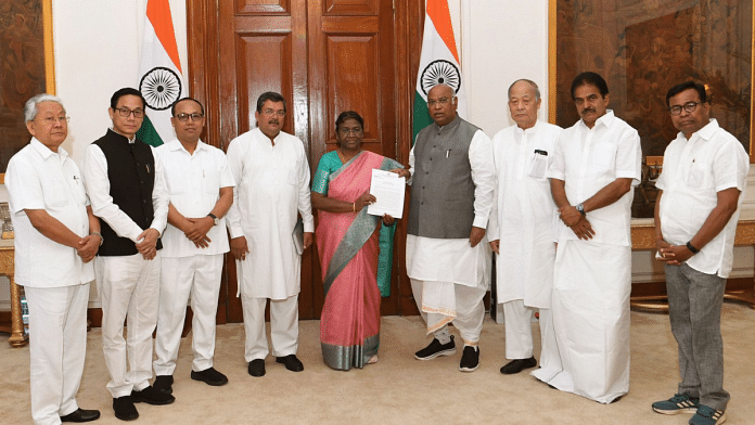 Congress chief Mallikarjun Kharge and his colleagues submits a memorandum to President Droupadi Murmu at Rashtrapati Bhavan on Tuesday | Twitter | @kharge