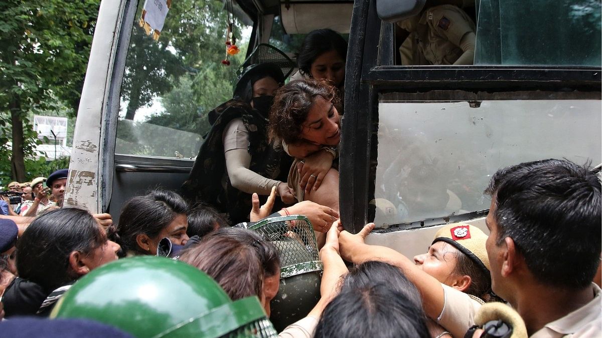 Vinesh Phogat being taken away by the police Sunday | Manisha Mondal | ThePrint