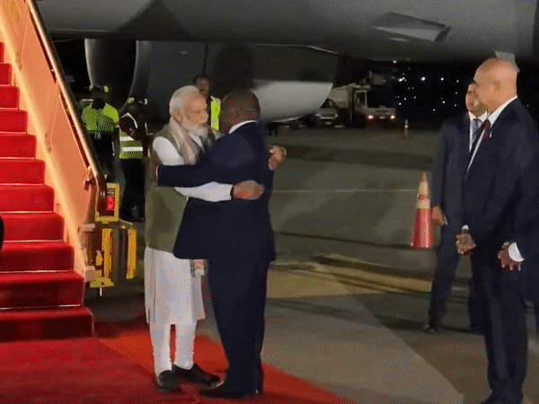 Papua New Guinea PM touches PM Modi's feet on his arrival