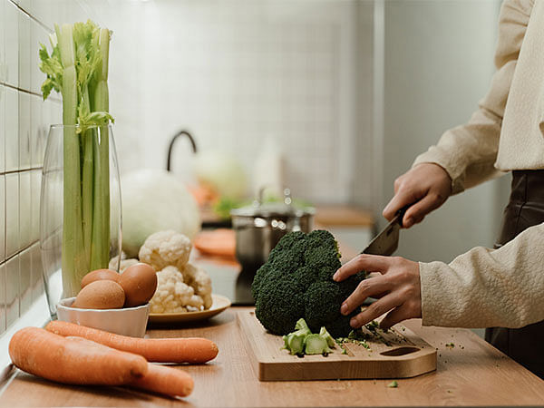 Cutting boards may create microparticles when chopping veggies: Study