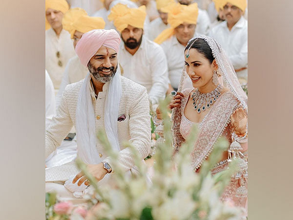 'Pyaar Ka Puchnama' actor Sonnalli Seygall ties knot with Ashesh Sajani; couple exudes charm in first official wedding photos