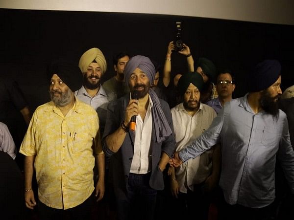 Sunny Deol leaves fans with goosebumps as he recreates iconic dialogue 'Hindustan Zindabad tha, hai, aur...