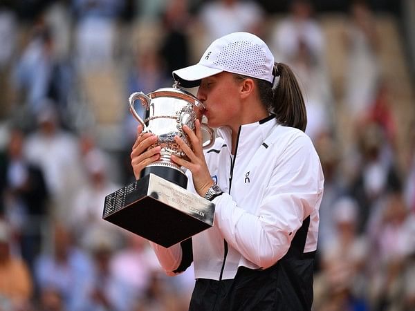Iga Swiatek retains French Open 2023 crown after defeating Karolina Muchova