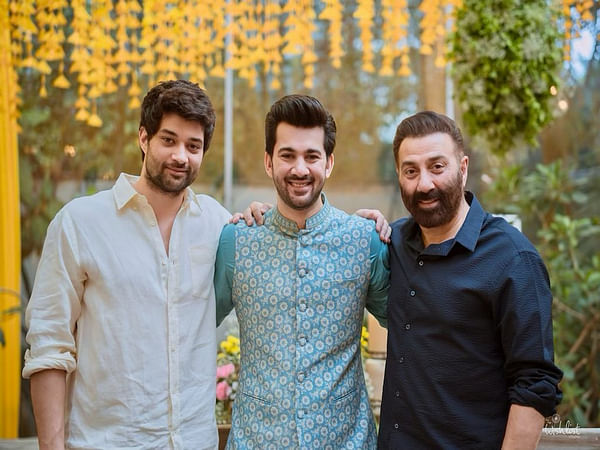  Sunny Deol flaunts his  henna-adorned hand at son Karan Deol's mehendi ceremony