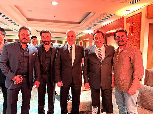  Salman, Aamir, Sunny Deol, Anupam Kher pose with legend Dharmendra, fans call it a 