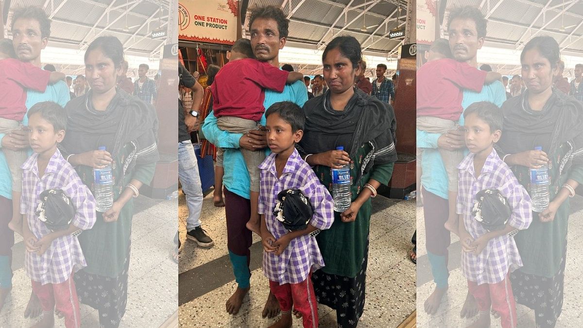 Dohana Biwi with her family at the Howrah railway station | Sreyashi Dey | ThePrint