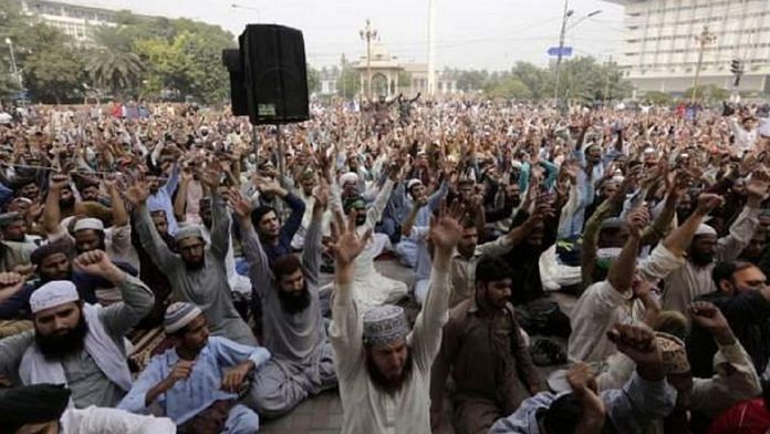 Representational image of Tehreek-e-Labbaik Pakistan (TLP) supporters | @nailainayat/Twitter