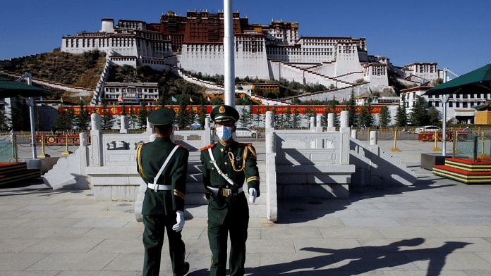 Paramilitary police officers swap positions during a change of guard in front of Potala Palace in Lhasa.(Reuters)