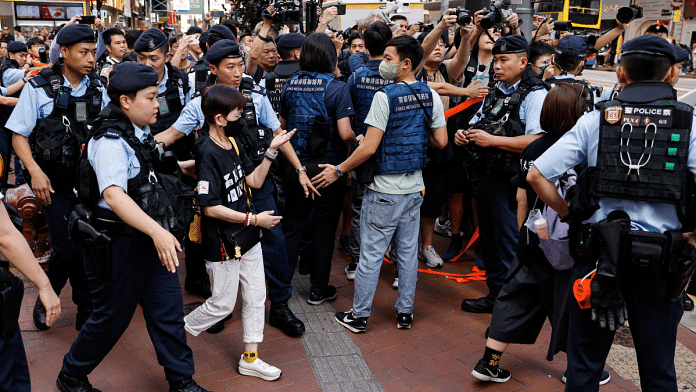 Police detain a person on the 34th anniversary of the 1989 Tiananmen Square crackdown, near where the candlelight vigil is usually held in Hong Kong Sunday | Photo: Reuters/Tyrone Siu