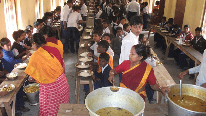 Midday meal being served at a school in West Bengal | Pic courtesy: Bengal school education department