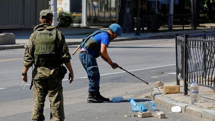 Combat engineers of pro-Russian troops demine PMF-1 Lepestok anti-personnel landmines in a street in the course of Ukraine-Russia conflict in Donetsk, Ukraine July 31, 2022. REUTERS/Alexander Ermochenko/File Photo