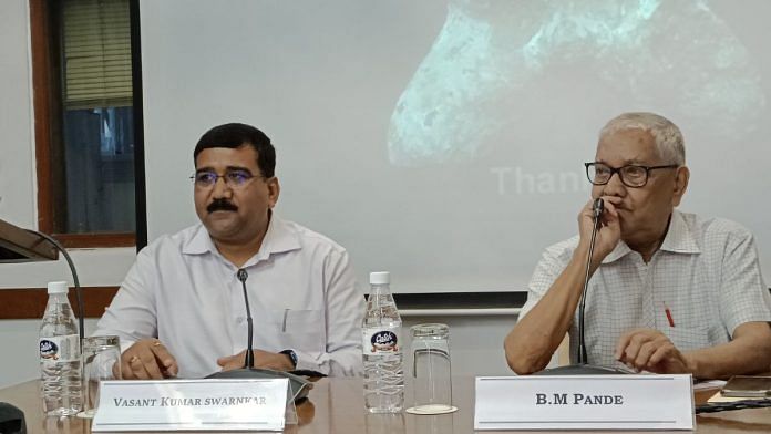 Vasant Swarnakar presents the illustrated lecture on Purana Qila excavations. Senior Archaeologist BM Pande chaired this presentation | Photo: Krishan Murari/ThePrint